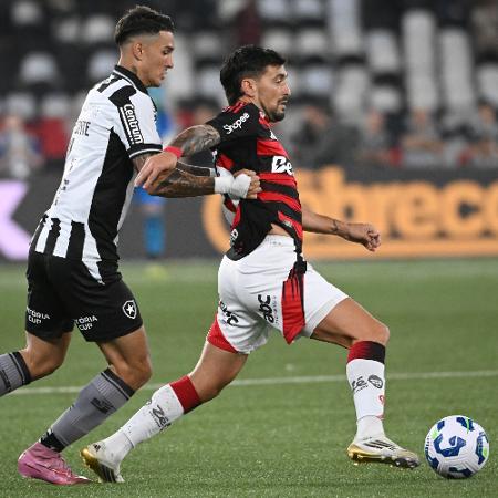 Arrascaeta em ação durante Botafogo x Flamengo, duelo do Brasileirão Arrascaeta em ação durante Botafogo x Flamengo, duelo do Brasileirão
