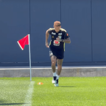 16.jun.2026 - Neymar aparece em campo pela primeira vez em treino da seleção