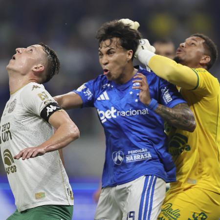 Kaio Jorge, do Cruzeiro, disputa bola com o goleiro Anderson, da Chapecoense, nas oitavas da Copa do Brasil