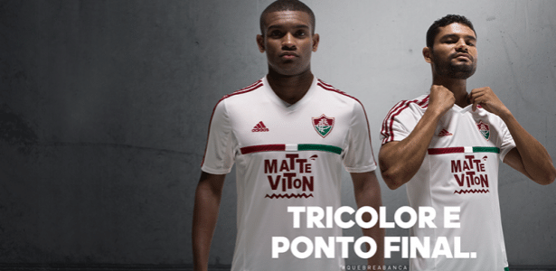 Gum (d) e Marlon posam para foto com a nova camisa branca do Fluminense - Divulgação