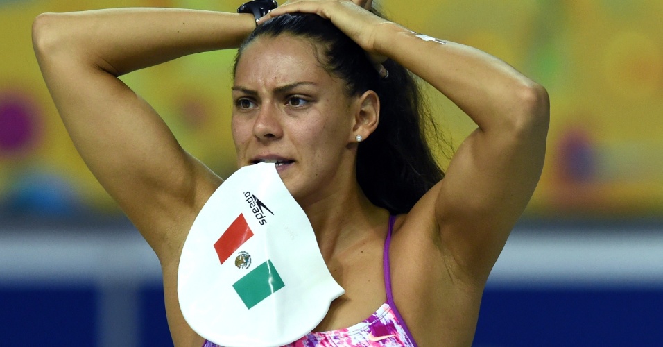 Mexicana Fernanda Gonzalez arruma o cabelo antes da prova de natação