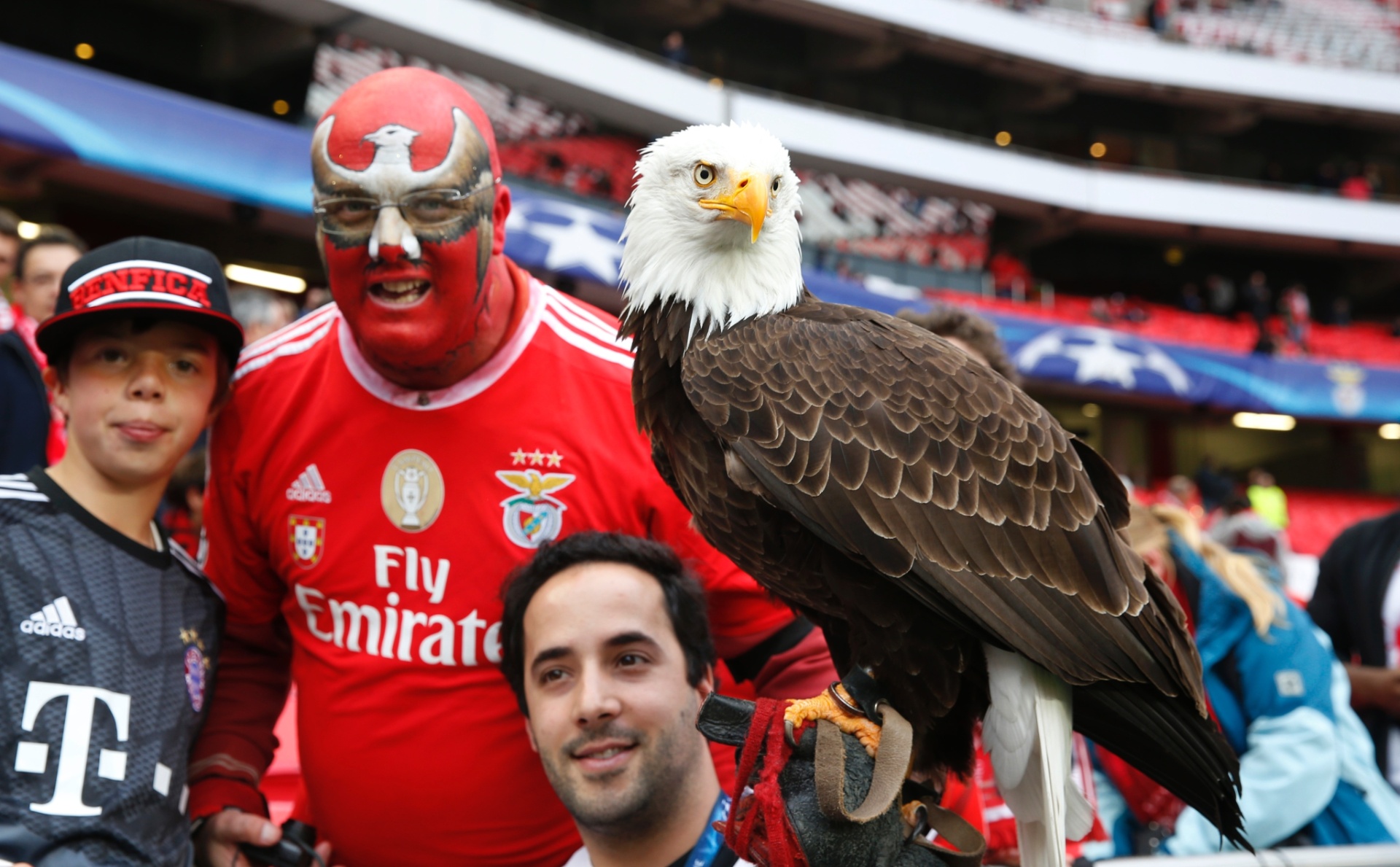 Torcedores posam ao lado da águia, tradicional mascote do Benfica - Paul Hanna/Reuters
