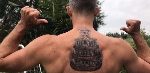 Orsanic exibe tatuagem do troféu da Copa Davis - Reprodução