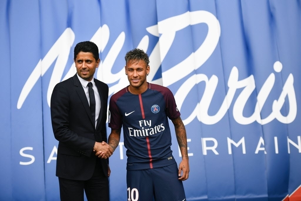 Neymar é apresentado pelo mandatário do PSG, Nasser Al-Khelaifi - AFP