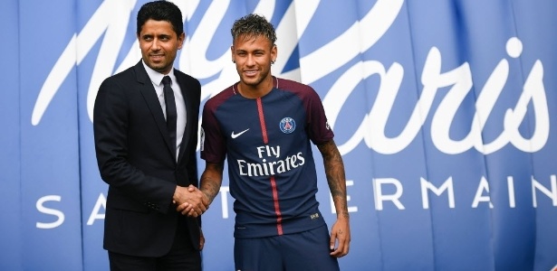 Nasser Al-Khelaifi cumprimenta Neymar na apresentação do atacante - AFP