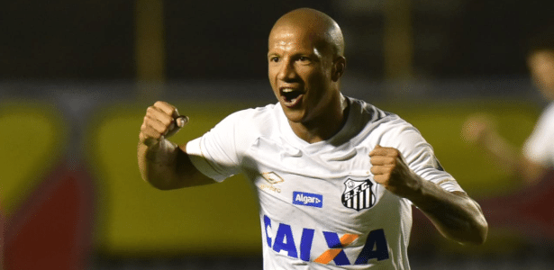 Carlos Sánchez em ação pelo Santos; volante está pendurado - Divulgação/Santos FC