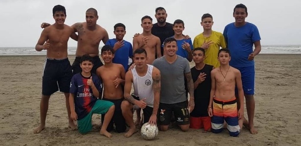 Derlis González, paraguaio do Santos, jogou bola com desconhecidos na praia - Reprodução