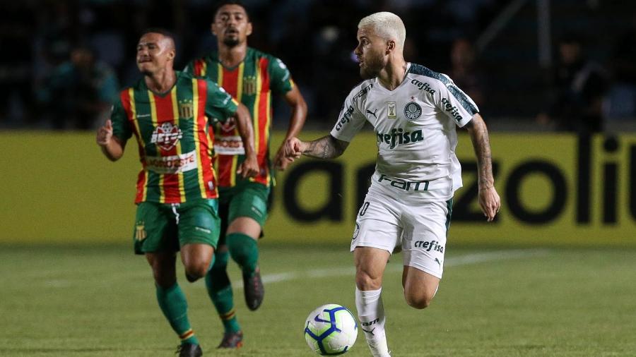 Lucas Lima conduz a bola na partida entre Palmeiras e Sampaio Correa pela Copa do Brasil - Cesar Greco/Palmeiras