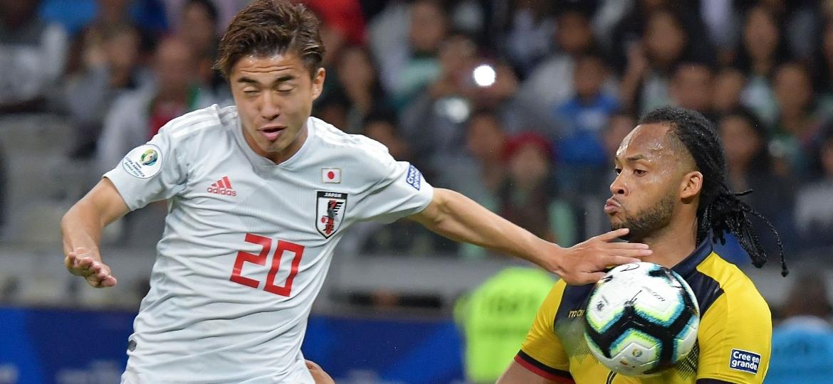 Hiroki Abe (esq.) representou o Japão na Copa América disputada no Brasil - Luis Acosta/AFP
