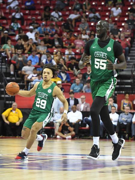 Tacko Fall ao lado de Carsen Edwards durante jogo do Boston Celtics na Summer League da NBA - Ethan Miller/AFP