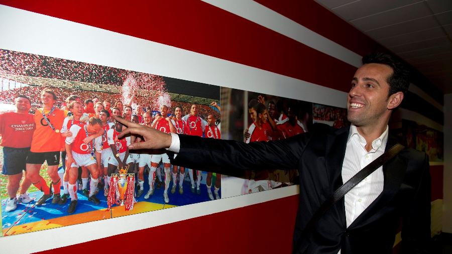 Edu Gaspar mostra elenco do Arsenal, do qual ele fez parte, que foi campeão do Campeonato Inglês - David Price/Arsenal FC