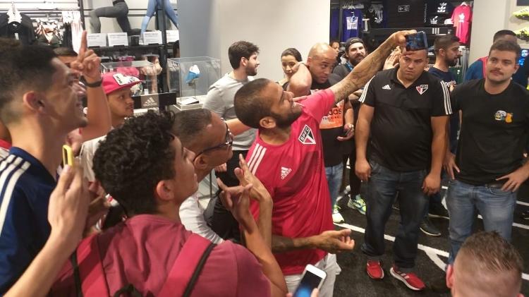 Daniel Alves tira selfie com torcedores em evento da patrocinadora do São Paulo - Diego Salgado/UOL Esporte