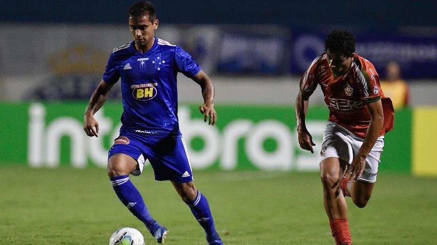 Everton Felipe, emprestado ao Cruzeiro, é motivo de disputa do clube com o São Paulo, detentor de seus direitos - Douglas Magno/Light Press/Cruzeiro
