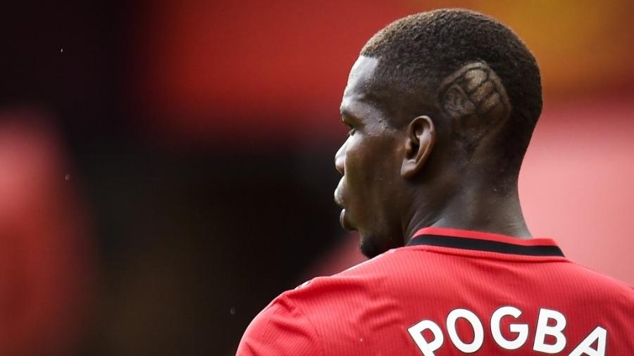 Novo corte de cabelo de Pogba, jogador do Manchester United, em apoio aos protestos do Black Lives Matter - PETER POWELL/AFP
