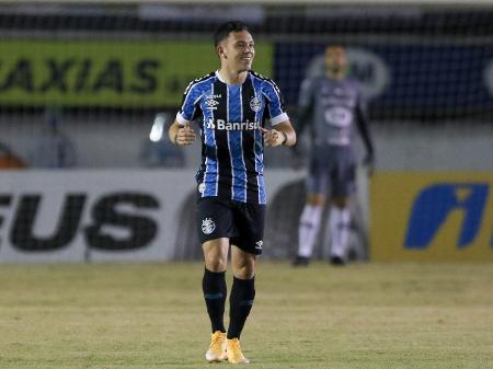 Pepê divide bom momento com elenco gremista e promete retribuir passe para Churín