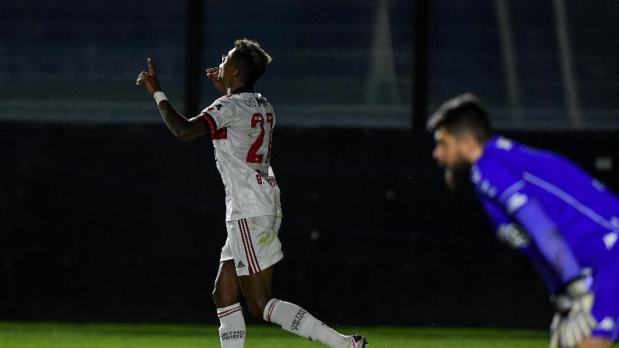 Bruno Henrique comemora segundo gol marcado do Flamengo contra o Vasco - Thiago Ribeiro/Thiago Ribeiro/AGIF