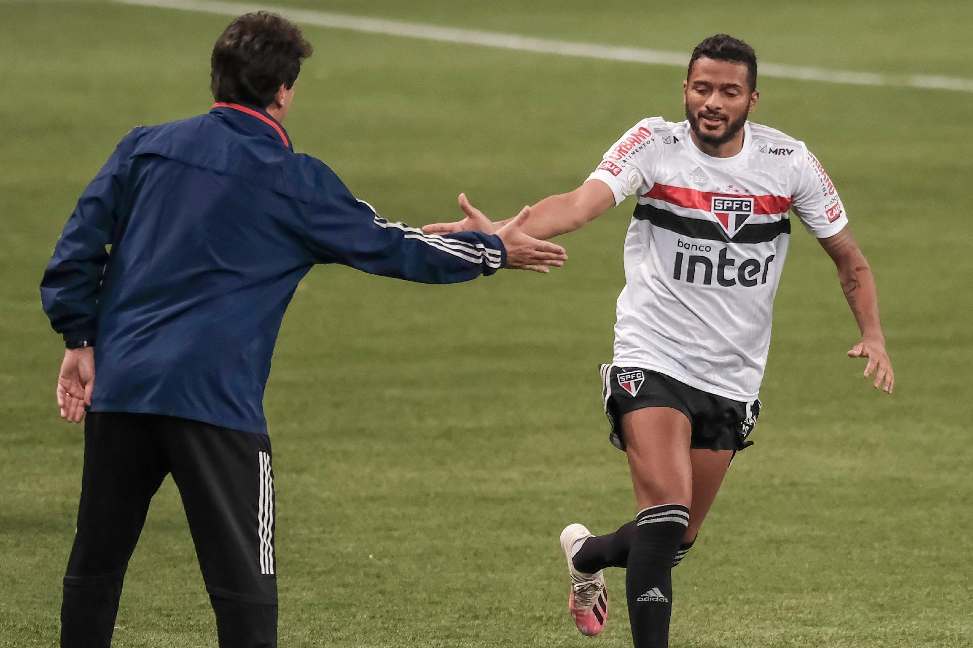 Após abrir mão de suas convicções, Diniz ganhar paz e vê São Paulo melhorar na defesa