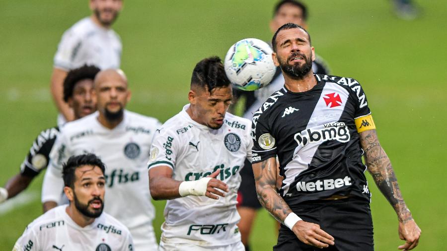 Leandro Castán e Gabriel Menino disputam bola no jogo Vasco x Palmeiras do Brasileirão 2020 - Thiago Ribeiro/AGIF