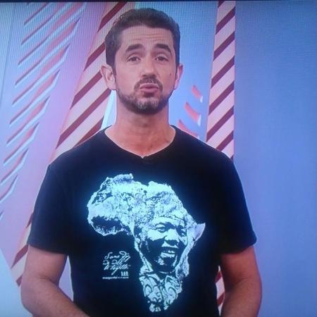 Felipe Andreoli usou uma camiseta com o rosto de Nelson Mandela em protesto contra o racismo - Reprodução/TV Globo