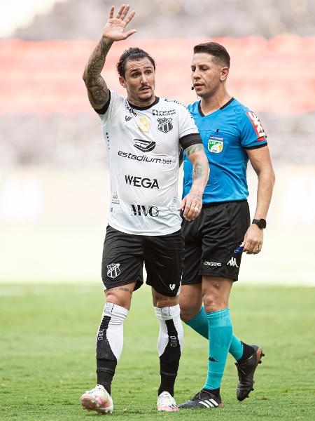 Vina comemora primeiro gol do Ceará  - Jorge Rodrigues/AGIF