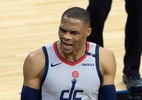 Westbrook é atingido por pipoca de torcedor, fica indignado e é contido