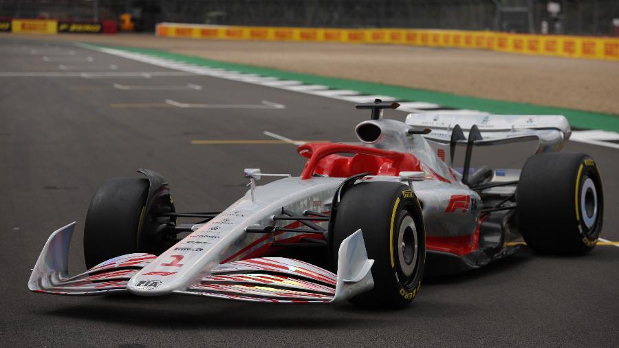 Em Silverstone, F1 mostra novo carro e testa novo modelo de