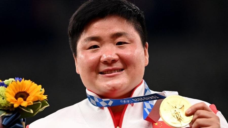 Gong Lijiao conquistou a medalha de ouro no arremesso de peso em Tóquio - GETTY IMAGES