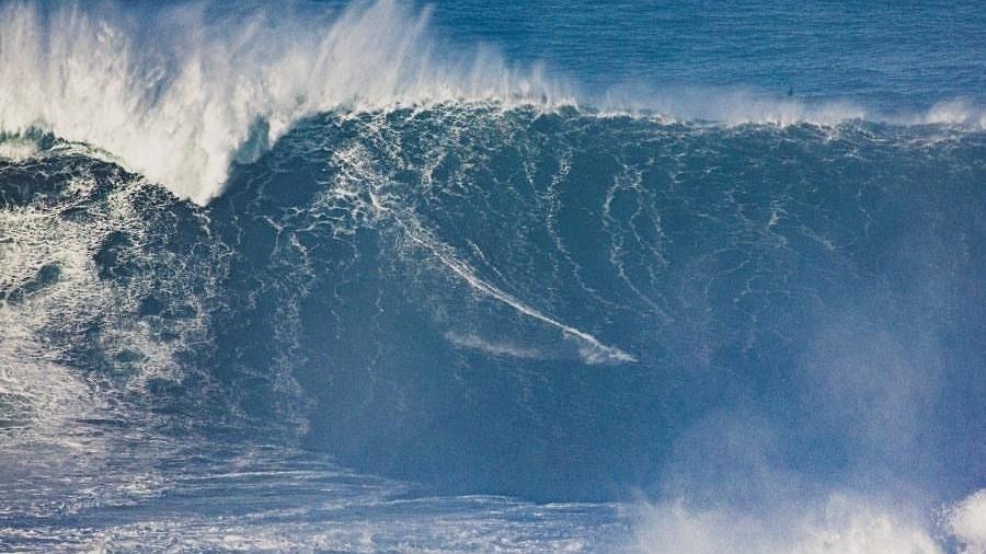 Lucas Chumbo surfa onda gigante em Nazaré, em 29 de outubro de 2021 - Hugo Silva