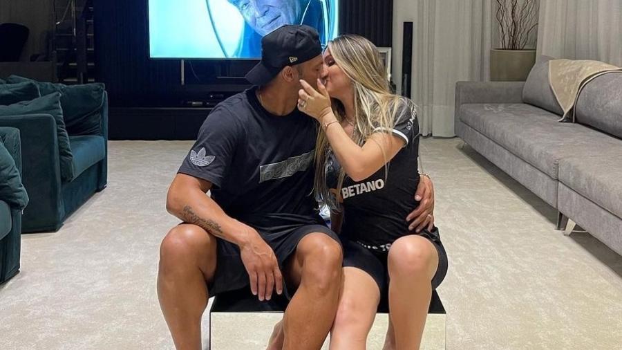 Hulk e Camila Ângelo posaram trocando beijos na sala de estar do casal - Reprodução/Instagram