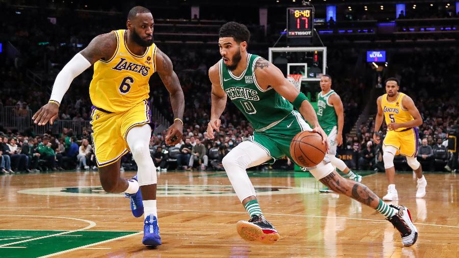 LeBron James disputa bola com Jayson Tatum - Paul Rutherford/USA TODAY Sports