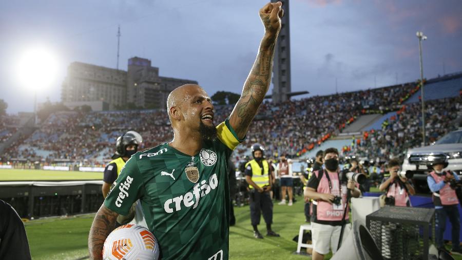Felipe Melo comemora com a torcida a conquista do tricampeonato da Libertadores pelo Palmeiras - REUTERS/Mariana Greif