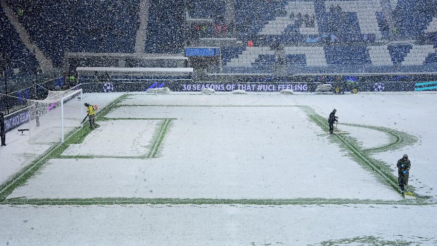 Estádio Atleti Azzurri, do Atalanta, ficou completamente tomado pela neve minutos antes do jogo contra o Villarreal - Alberto Lingria/Reuters