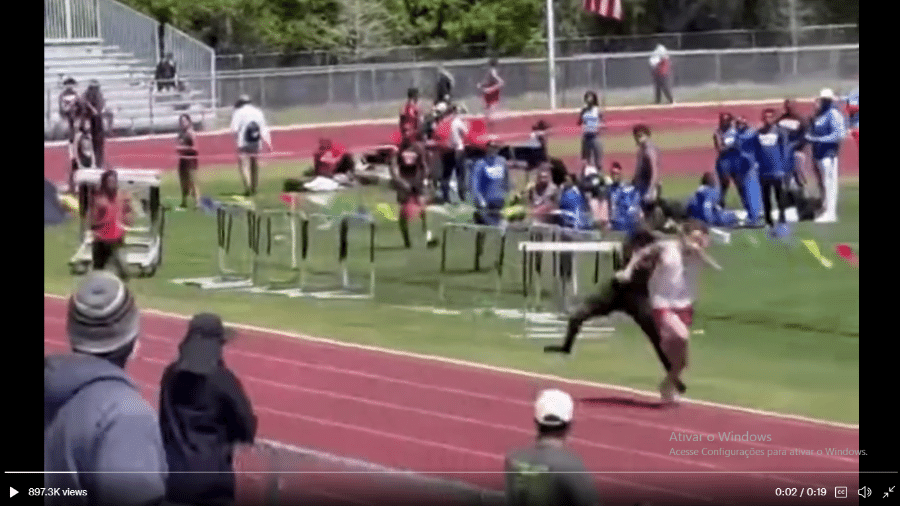 Atleta do ensino médio dos EUA soca adversário na cara durante corrida - Reprodução Web : // Twitter