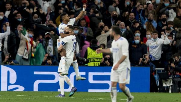 Rodrygo e Benzema comemoram gol do Real Madrid contra o Chelsea na Liga dos Campeões 2021-22