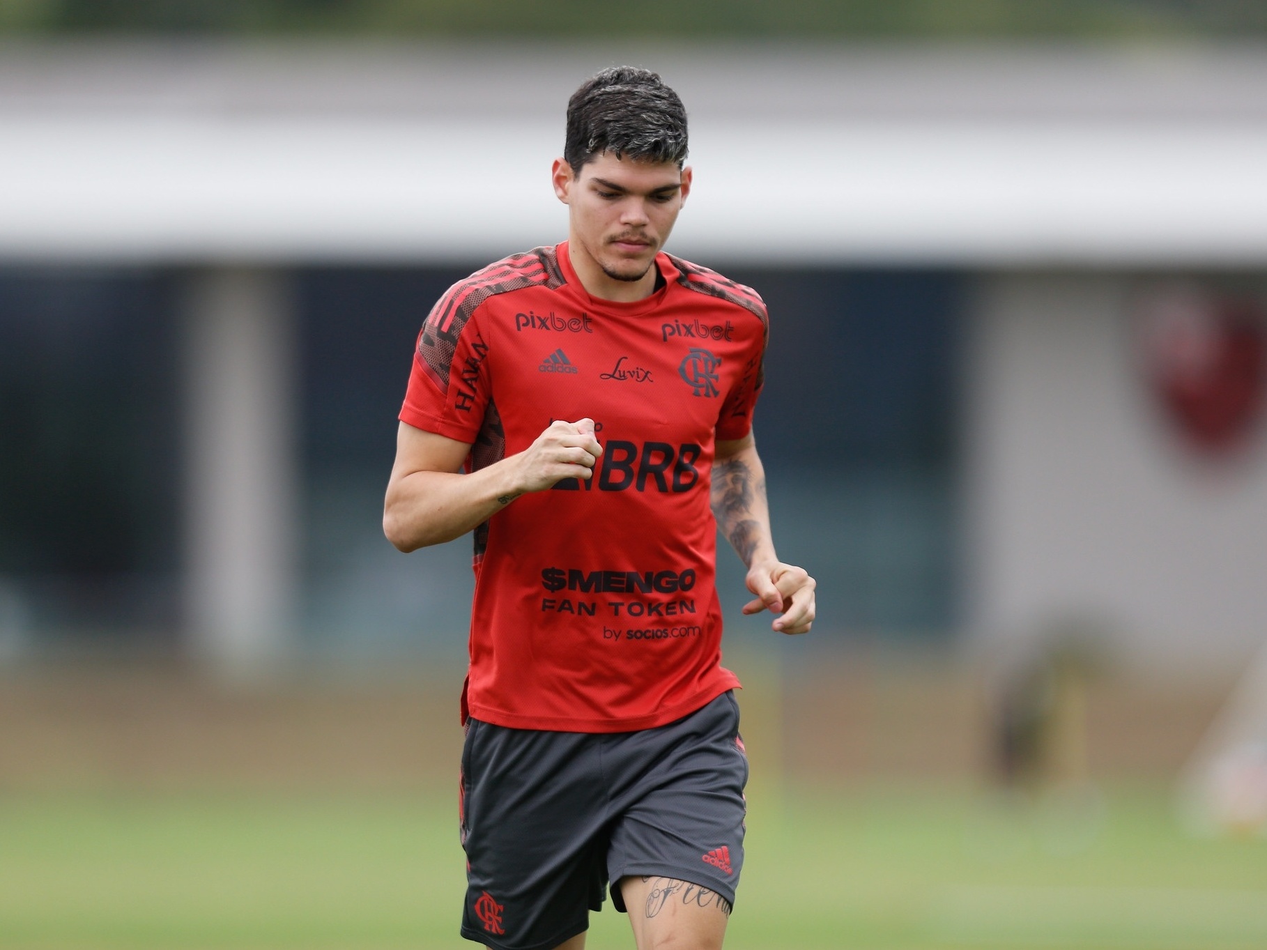 Ayrton Lucas terá passe fixado em € 10 milhões no Flamengo