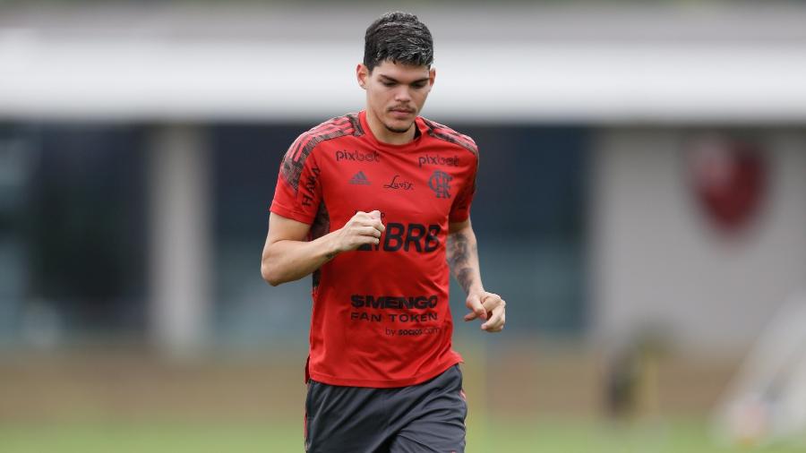 Ayrton Lucas durante treino no Ninho do Urubu, CT do Flamengo - Gilvan de Souza/Flamengo