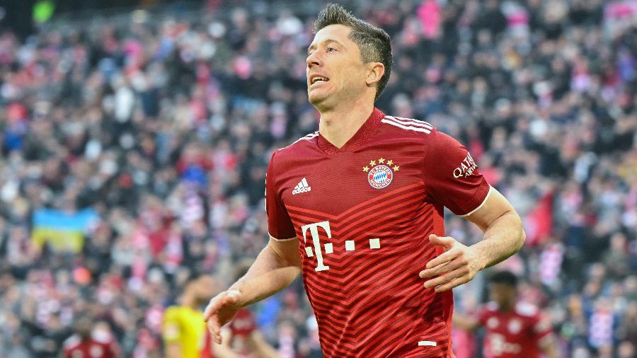 Robert Lewandowski comemora gol marcado pelo Bayern de Munique contra o Borussia Dortmund - Kerstin Joensson/AFP
