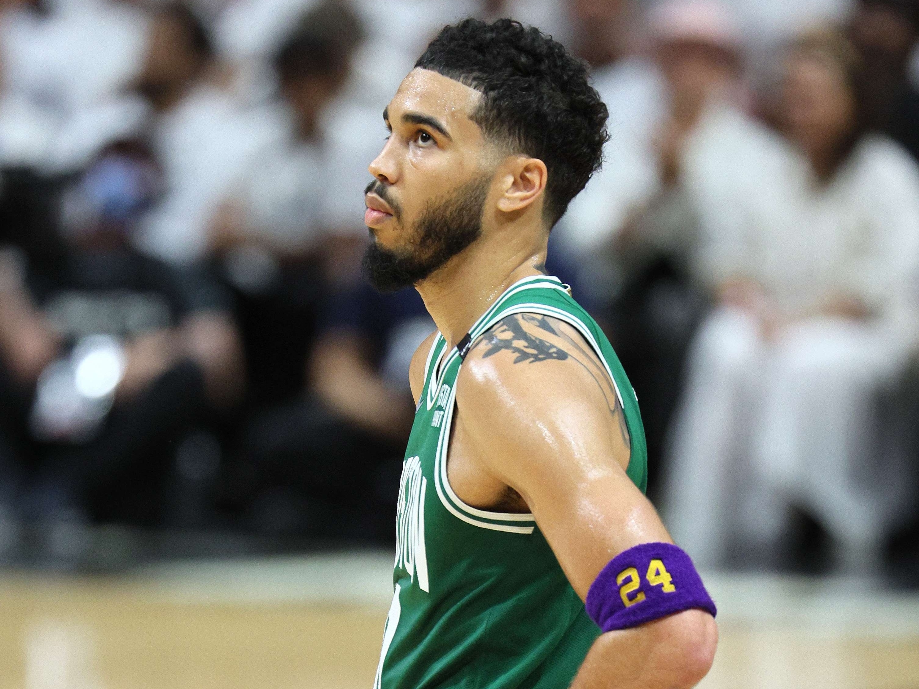 Jogador da NBA joga basquete na periferia de Diadema