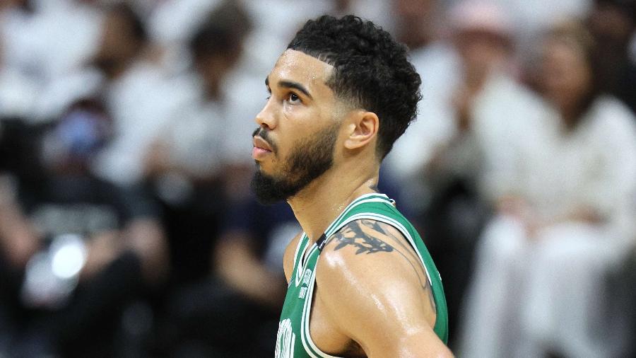 Jayson Tatum usa braçadeira em homenagem a Kobe Bryant - Andy Lyons/Getty Images/AFP