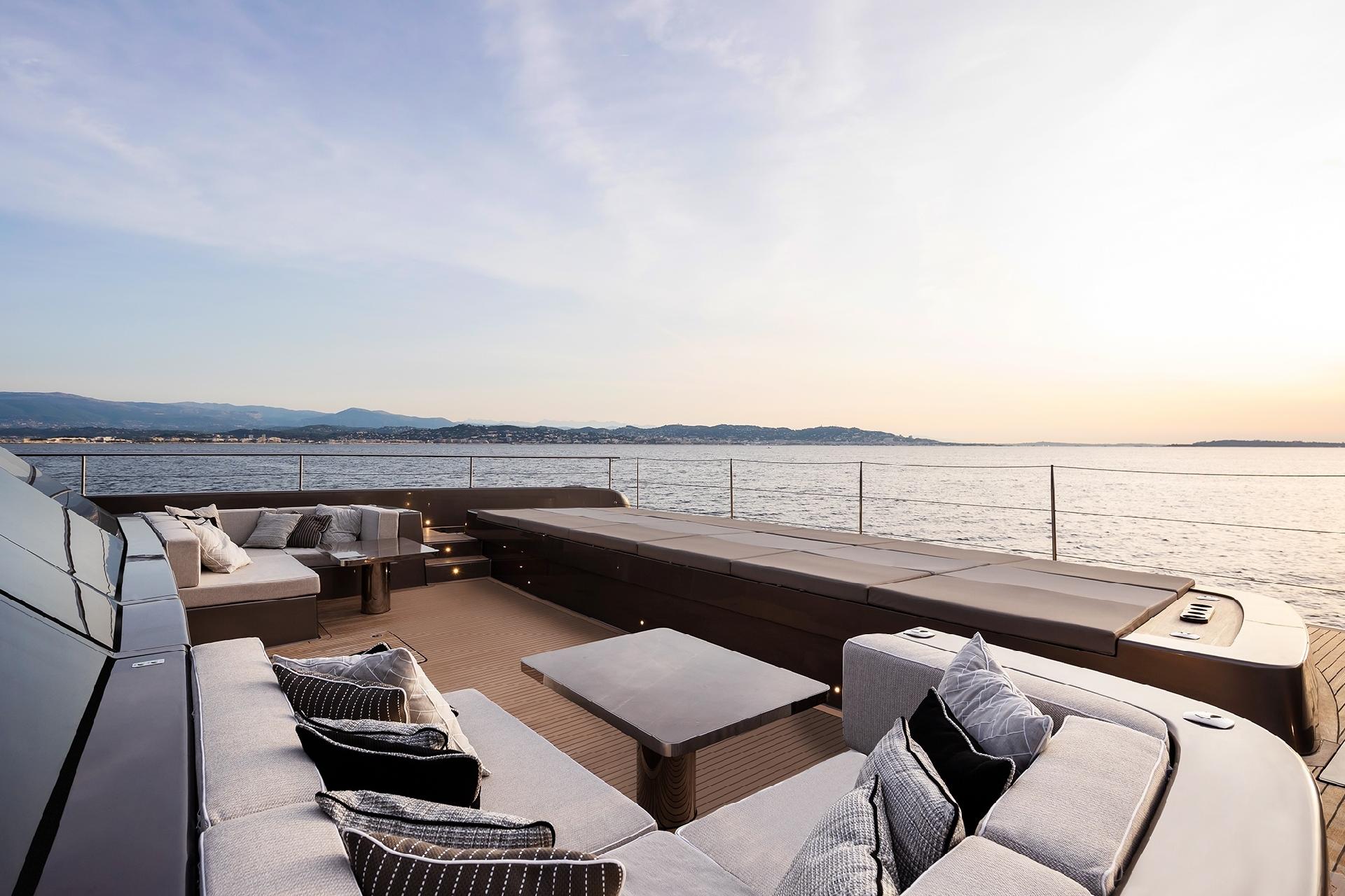 O deck principal pode ser configurado de várias maneiras - Sunreef Yachts