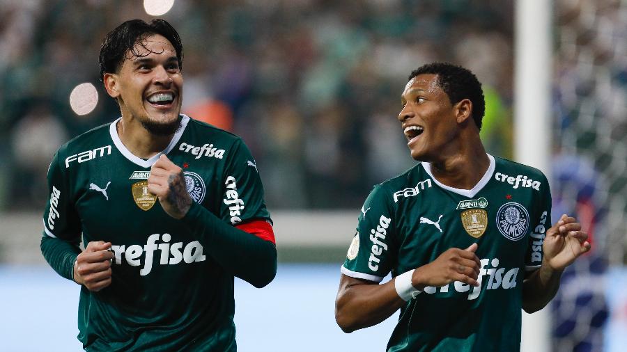 Gustavo Gómez e Danilo, do Palmeiras, fazem dancinha para comemorar quarto gol do Palmeiras sobre o Atlético-GO - Ricardo Moreira/Getty Images
