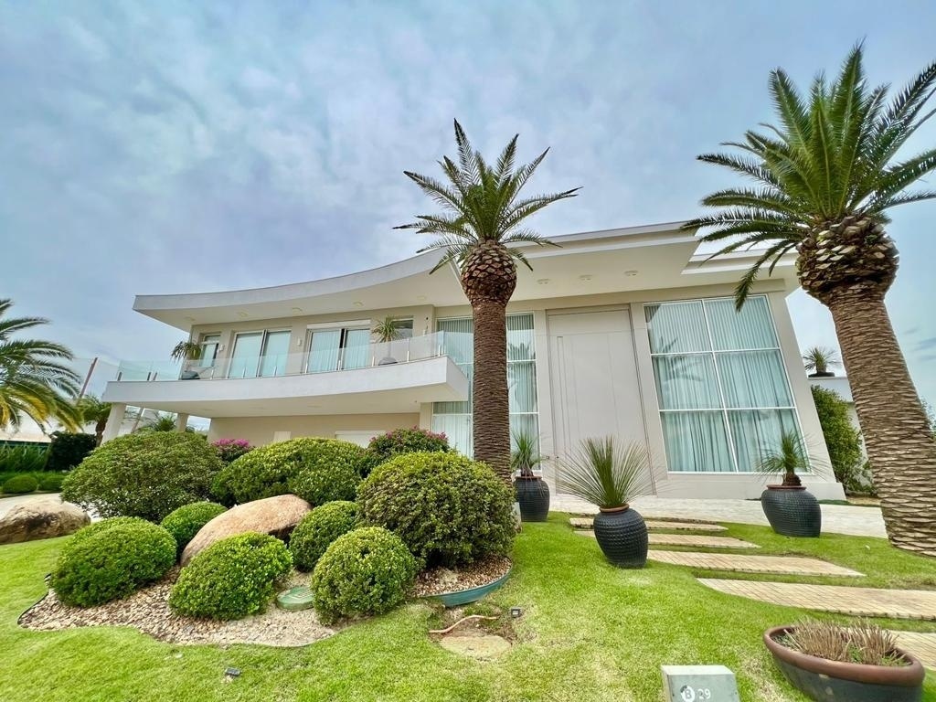 Pista de boliche e cinema: Douglas Costa coloca mansão de R$ 22 mi à venda