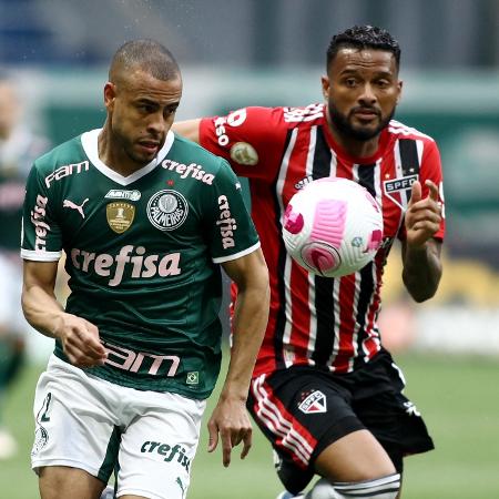 Mayke e Reinaldo disputam a bola em Palmeiras x São Paulo - Carla Carniel/Reuters