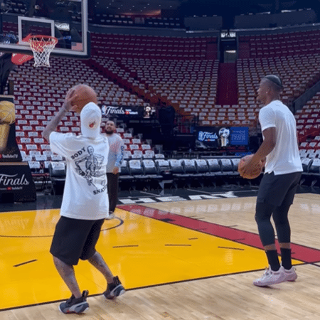 Neymar e Jimmy Butler praticando arremessos na arena do Miami Heat - Reprodução/Redes sociais