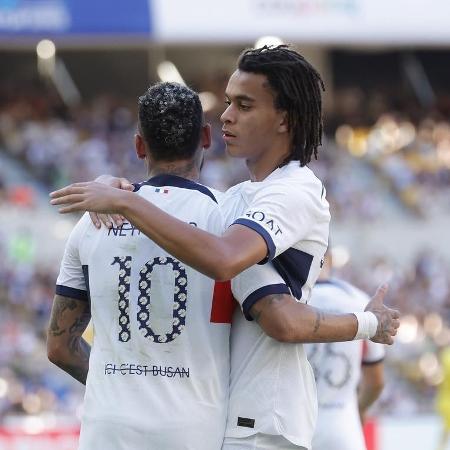 Ethan Mbappé abraça Neymar em amistoso do PSG contra o Jeonbuk