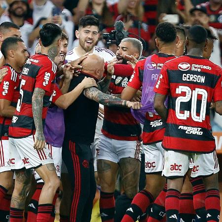 Jogadores do Flamengo abraçam Sampaoli após gol de Arrascaeta sobre o Grêmio