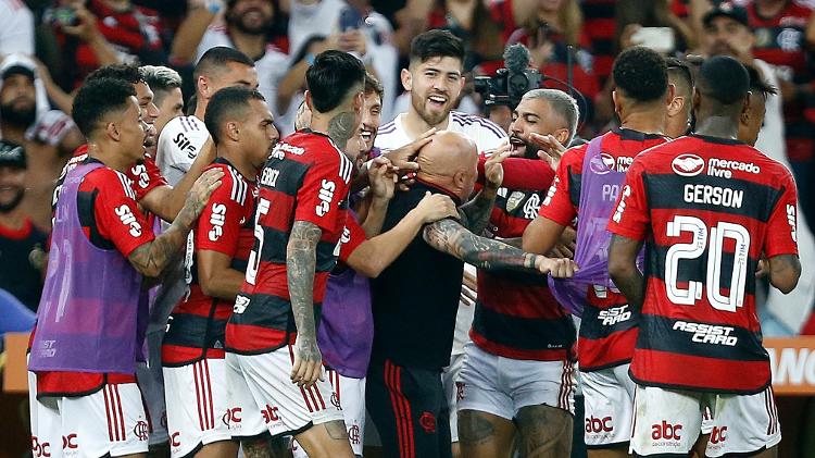Jogadores do Flamengo abraçam Sampaoli após gol de Arrascaeta sobre o Grêmio
