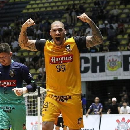 Elisandro marca duas vezes e deixa o Magnus em vantagem no Paulista de futsal