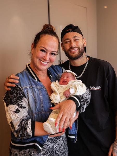 Nadine Gonçalves e Neymar posam para foto com Mavie