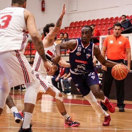 Dexter McClanahan, do Fortaleza, conduz a bola em jogo contra o São Paulo no NBB